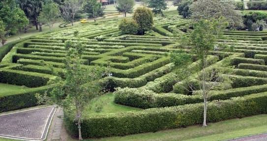 Taman Labirin Taman Bunga Nusantara